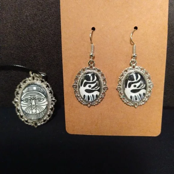 HANDMADE - UNIQUE - BLACK & WHITE EARRINGS - ABSTRACT DESIGN - Picture 3 of 4